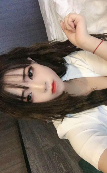 00后红头发小美女