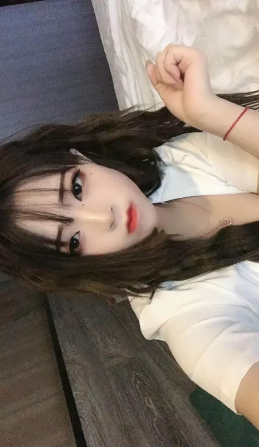 00后红头发小美女